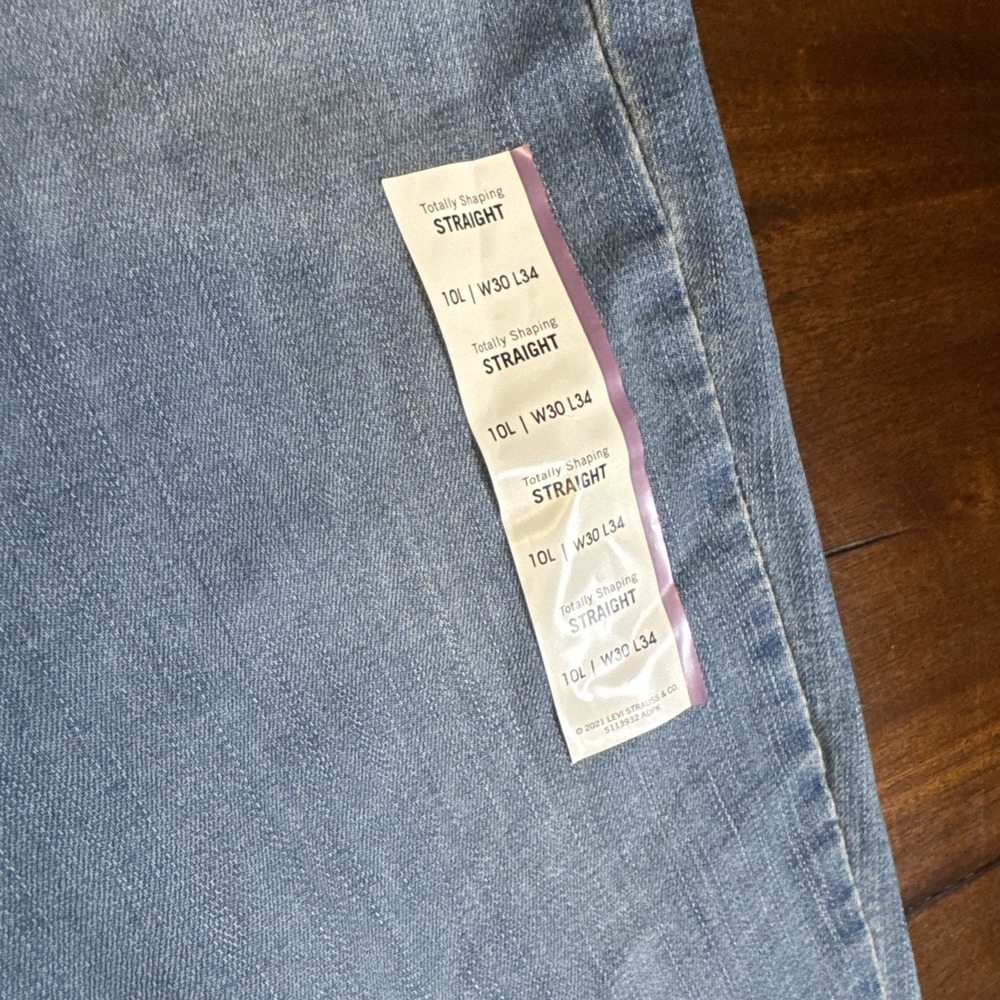 NWT Levi Signature Gold‎ Totally Shaping Straight Jeans Women's W30 L34 - Picture 3 of 9